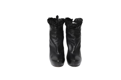 Alaia Rimpel Enkelboots in Zwart Leer