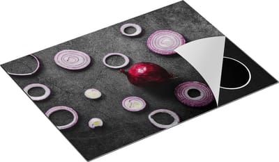 Chefcare Inductie Beschermer Gesneden Uien op een Zwarte Achtergrond - 70x50 cm - Afdekplaat Inductie - Kookplaat Beschermer - Inductie Mat