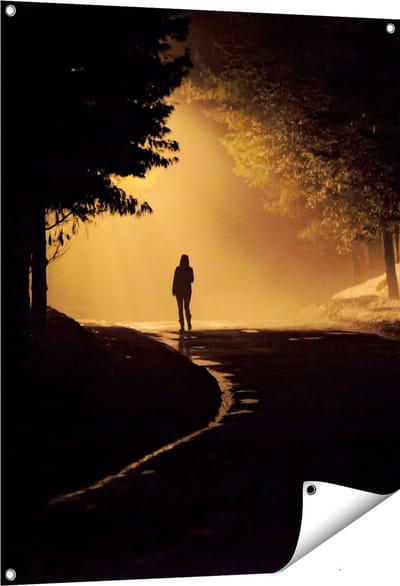 Gards Tuinposter Persoon op een Donkere Weg in het Bos - 80x100 cm - Tuindoek - Tuindecoratie - Wanddecoratie buiten - Tuinschilderij