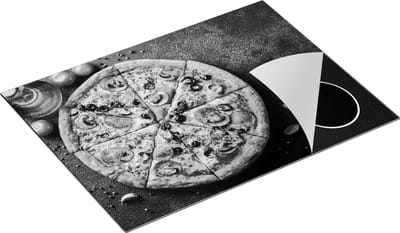 Chefcare Inductie Beschermer Pepperoni Pizza op een Zwarte Marmeren Plaat - Zwart Wit - 70x50 cm - Afdekplaat Inductie - Kookplaat Beschermer - Inductie Mat