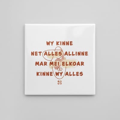Inspirerende Brabantse Quote Keramische Tegel – “Wy Kinne Net Alles Allinne” Samen Sterk Tekst Wanddecoratie – 15 × 15 cm