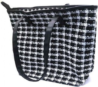 Deze favoriete shopper is gemakkelijk en stijlvol. De trendy look maakt deze tas zeer gewild. Buitenkant van mooie stof, binnenin een apart vakje en gevoerd, afsluitbaar met een rits aan de bovenkant. Voor uzelf of Bestel Een Cadeau.