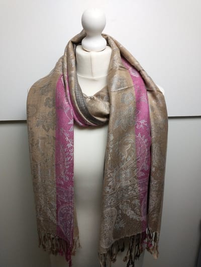 Lange dames sjaal Esmaralda paisleymotief chocoladebruin lichtbruin fuchsia grijs wit omslagdoek stola