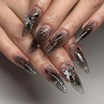 Gothic Franse Persnagels in 24 Stuks, Lange Amandelvormige Valse Nagels met Zilveren Vlinderstenen, Acryl Volledige Dekking en Zelfklevende Nagels voor Manicure en Versiering