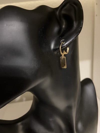 Goudkleurig oorringetje met rechthoek | | Make up | Parfum | Moederdag | Verjaardagscadeau| Cadeautje| Valentijnsdag| Kado | sieraden | vaderdag | oorbellen | oorsieraden