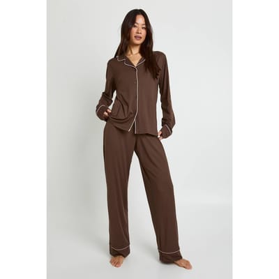 boohoo Dames Tall Jersey Pyjama Set met Paspeldetails - Shirt met Lange Mouwen & Broek | Chocoladebruin | Maat: 36