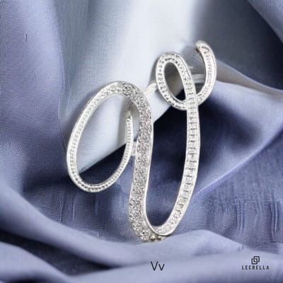 Luxe Strass | V | Letter Broche Zilverkleurig met Zirconia Steentjes – Unisex Cursieve Initialen Pin Diverse Maten Voor Heren & Dames