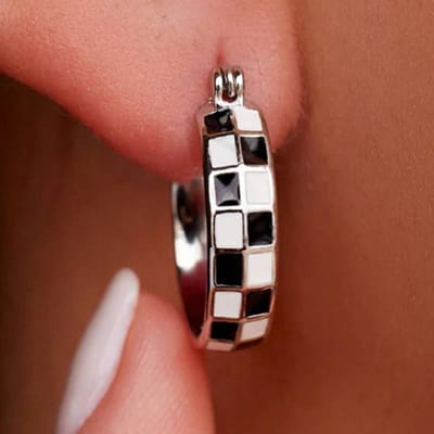 Boucles d'Oreilles Créoles Huitan pour Femmes Design à Carreaux Noir et Blanc Accessoires Élégants pour Fête Quotidienne Mode Gracieuse Bijoux en Métal