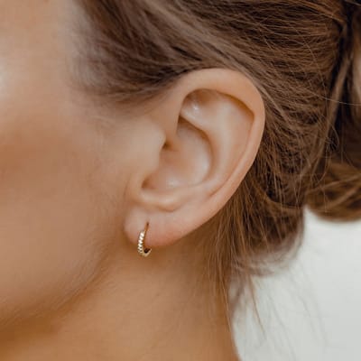 Hey Happiness Stralend Zirkonia – Huggie Oorbellen Dames – 925 Zilver 18K Verguld – Ø8,5 mm – Goud
