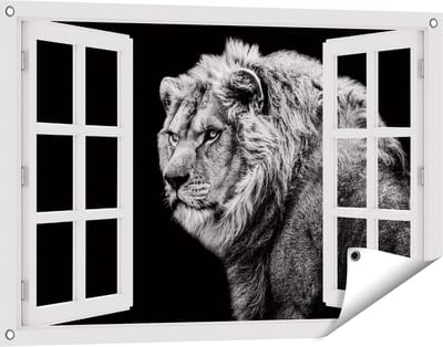 Gards Tuinposter Doorkijk Leeuw - Zwart Wit - 90x60 cm - Tuindoek - Tuindecoratie - Wanddecoratie buiten - Tuinschilderij
