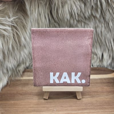 Robuust Wenstegeltje “KAK.” – 10X10CM – Humoristisch Cadeau – Trendy nu – Cadeau voor Nieuwe Woning, Housewarming of voor vriend(in) – Sfeervol en Persoonlijk – Zomaar - Wc decoratie – Decoratief Tegeltje met Standaard – Cadeau Idee