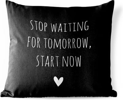 Tuinkussen - Engelse quote "Stop waiting for tomorrow, start now" met een hartje tegen een zwarte achtergrond - 40x40 cm - Weerbestendig