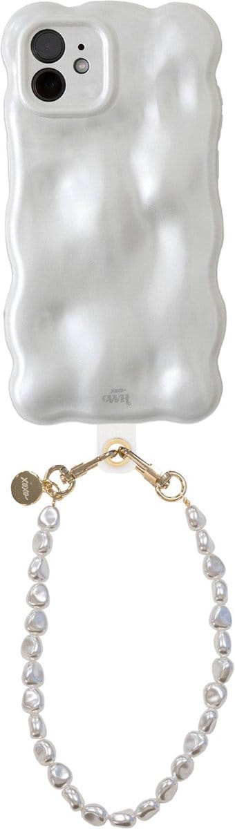 xoxo Wildhearts Bubbly case White with Cord - Geschikt voor iPhone 11 - Hoesje met bobbeltjes inclusief parelketting - Kort Pearlfection koord - Krullende golfvorm - schokbestendig - Telefoonhoesje met koord - Koord ook afneembaar - Wit