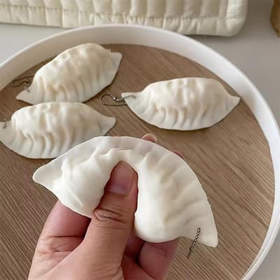 1 Stuks Schattig Mini Knijp Speeltje Sleutelhanger Hanger Ontworpen Als Een Simulatie Voedsel Decoratie Perfect Voor Decompressie Cadeaus wit