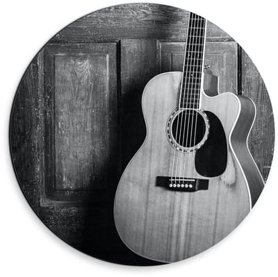 Dibond Wandcirkel - Gitaar bij Houten Deur (zwart/wit) - 30x30cm Foto op Aluminium Wandcirkel (met ophangsysteem)