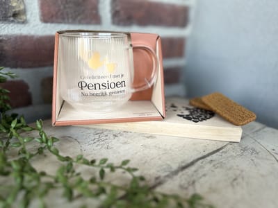 Creaties van Hier - Cadeaupakket Theeglas met Plankje - Pensioen - Glas - Hout