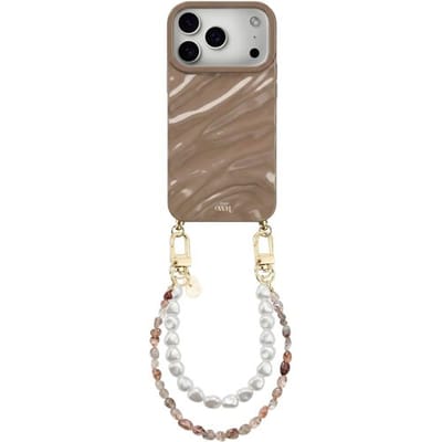 xoxo Wildhearts Taupe Glaze telefoonhoesje met koord - geschikt voor iPhone 17 Pro - Soft Taupe & Pearls - Dream hoesje met telefoonkoord - Glimmende silicone case met plooien - Steentjesketting gecombineerd met korte parelketting - Beige
