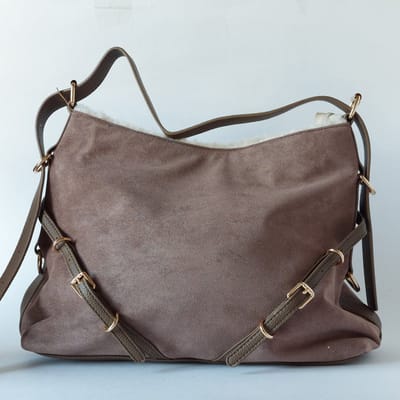 schouder damestas - TAUPE - suède look - binnenzijde rand teddy stof - ruim - verstelbare schouderband - sierriempjes voorzijde