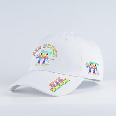 Zes Zeven Regenboog Gradiënt 67 Cartoon Robot Print Zachte Klep Baseballpet—Perfect Voor Kamperen, Vissen, Winkelen En Reizen white
