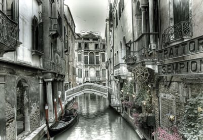 Fotobehang City Venice Canal Bridge Art | XXXL - 416cm x 254cm | 130g/m2 Vlies