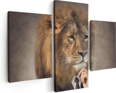 Artaza Canvas Schilderij Drieluik Leeuw In Pak - Leeuwenkop - 90x60 - Foto Op Canvas - Canvas Print