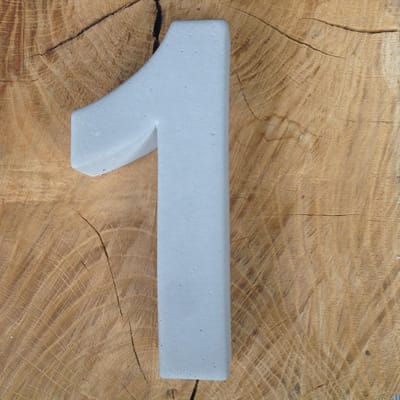 betonnen huisnummer 1, nummer één van beton