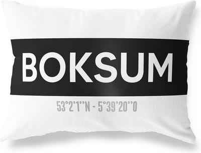 Tuinkussen BOKSUM - FRIESLAND met coördinaten - Buitenkussen - Bootkussen - Weerbestendig - Jouw Plaats - Studio216 - Modern - Zwart-Wit - 50x30cm