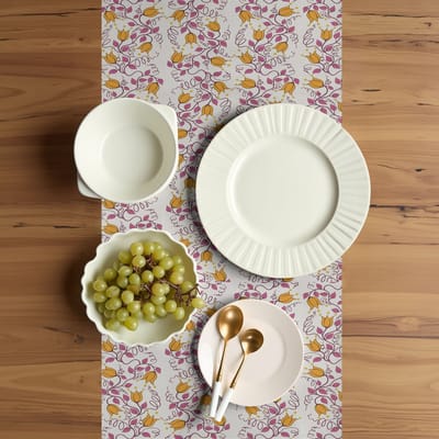 ABAKUHAUS Tafelloper – 40 x 300 cm – Zomerbloemen en takken – Mosterdgeel en roze, Polyester