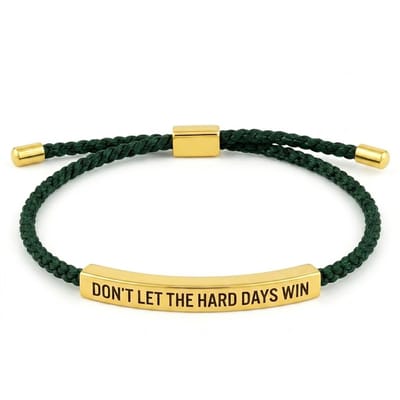 Donkergroen gevlochten koord armband voor heren en dames met goudkleurige plaat en gegraveerde tekst "Don't Let The Hard Days Win" – verstelbaar