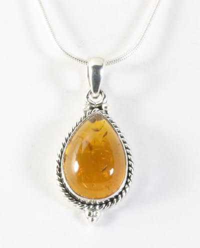 Bewerkte druppelvormige zilveren hanger met amber aan ketting