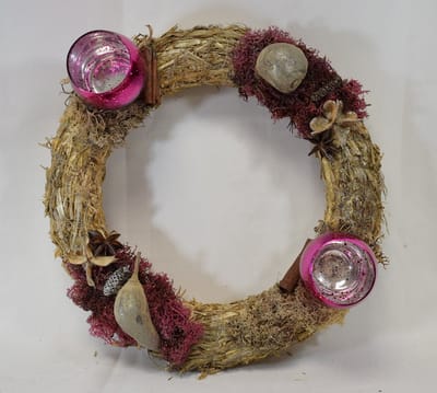 ZoeZo Design - Krans - natuurlijke materialen - riet - Ø 30 cm - ligkrans - kerstkrans - tafelkrans - met 2 waxinelichtjeshouders - roze - paars - bordeaux - kerststukje