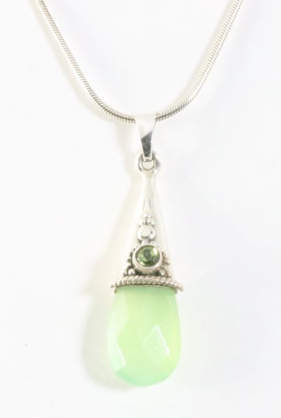 Traditionele bewerkte zilveren hanger met prehniet en peridoot aan ketting