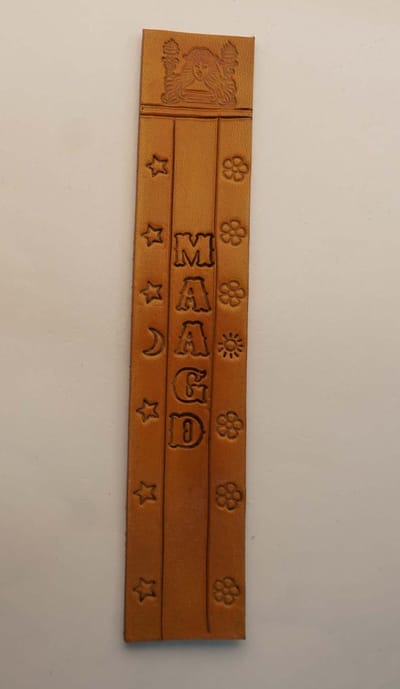 Leren boekenlegger beige van het sterrenbeeld MAAGD van 23 augustus t/m 22 september - lederen boekenleggers sterrenbeelden - handgemaakte beige boekenlegger - boekenleggers natuurlijke items - cadeau tip ! liefhebbers van boeken