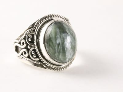 Bewerkte zilveren ring met groene serafiniet - maat 17.5