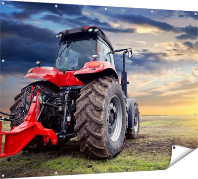 Gards Tuinposter Rode Tractor bij Zonsondergang - Trekker - 160x120 cm - Tuindoek - Tuindecoratie - Wanddecoratie buiten - Tuinschilderij