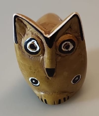 Nog meer sfeer in uw woonomgeving met deze prachtig handgemaakte mini uil! Een bijzondere uil gemaakt van speksteen, een zachte natuursteen. Vind een gezellig plekje in je huis, serre/tuinkamer of in de werkkamer. Voor uzelf of Bestel Een Cadeau