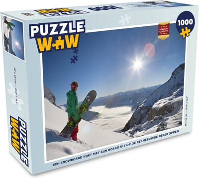 Puzzel Een snowboard kijkt met zijn board uit op de besneeuwde bergtoppen - Legpuzzel - Puzzel 1000 stukjes volwassenen