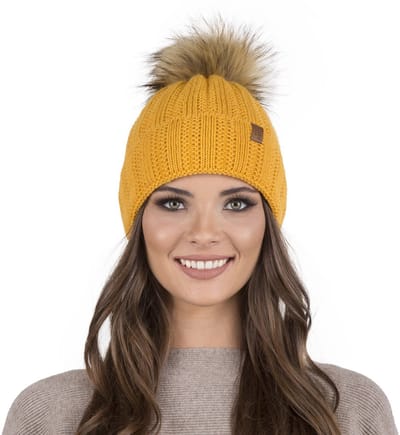 Vivisence Dames Wintermuts - Zacht Gebreid Materiaal met Modieuze Steek en Pompon Van Imitatiebont - Warme Fleece Voering voor Comfort Pasvorm en Minder Statisch Haar tijdens Koude Winterdagen - Honingkleurig