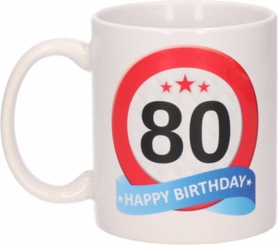 Beallatio Decorations - 80 jaar Verjaardag koffiemok - cadeau beker - stopbord print met happy birthday - 300 ml - keramiek - wit