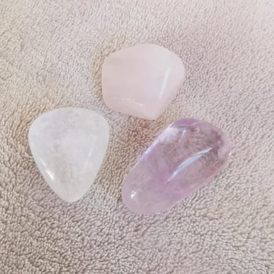 Edelsteen set Gouden driehoek - Amethist, Bergkristal, Rozenkwarts - Perfect cadeau voor vrouwen- Inclusief uitleg - Spiritueel - Amethyst, Clear quartz, Rosequartz - 100% NATUURLIJK