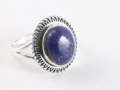 Bewerkte zilveren ring met lapis lazuli - maat 18