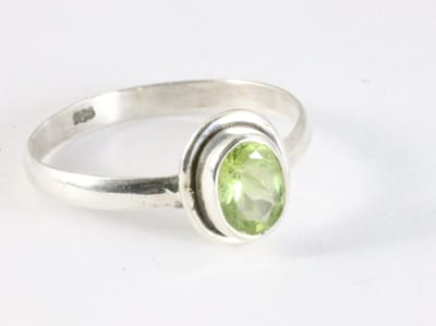 Fijne zilveren ring met peridoot - maat 18