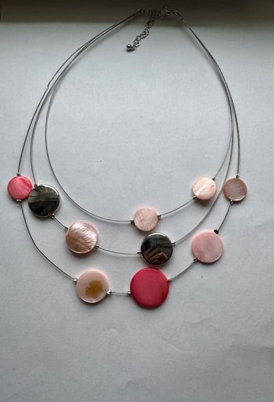Petra's Sieradenwereld - Handgemaakte zilverkleurige ketting met roze-zilverkleurige stenen (1085)