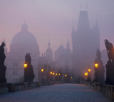 Wereldberoemde Karelsbrug in Praag bij dageraad - Fotobehang (in banen) - 250 x 260 cm