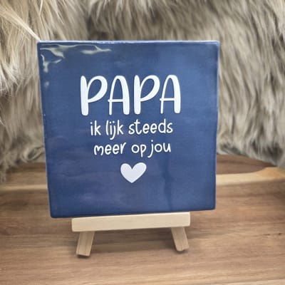 Robuust Wenstegeltje Papa ik lijk steeds meer op jou – Hip trendy tegeltje – Uniek Cadeau voor papa, vaderdag of zomaar – Stijlvolle Woondecoratie met Boodschap – Trendy nu – Decoratief Tegeltje met Standaard – Cadeau Idee