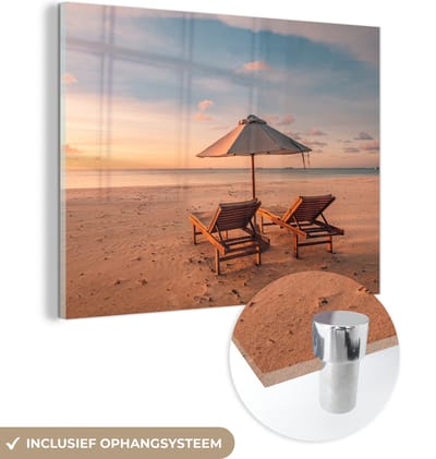 MuchoWow® Glasschilderij 160x120 cm - Schilderij acrylglas - Strand - Ligbed - Parasol - Foto op glas - Muurdecoratie woonkamer - Wanddecoratie slaapkamer - Schilderijen