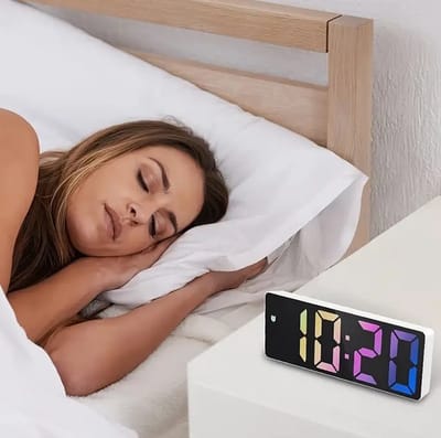 Spiegelende USB LED Wekker I TIjd/Datum I Met Memory Function I 2 Wekker Modi I Temperatuur Weergave I Wit/Grijs
