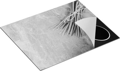 Chefcare Inductie Beschermer Sperziebonen op Grijze Marmer - Zwart Wit - 65x50 cm - Afdekplaat Inductie - Kookplaat Beschermer - Inductie Mat