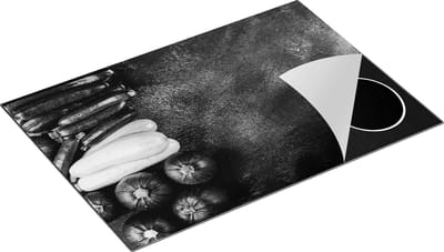 Chefcare Inductie Beschermer Courgettes op Zwarte Marmer - Groente - Zwart Wit - 75x50 cm - Afdekplaat Inductie - Kookplaat Beschermer - Inductie Mat