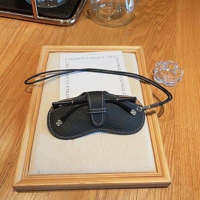 Neck Strap Glasses Case – PU Leather Eyeglasses Pouch for Men & Women, Lightweight Sunglasses & Reading Glasses Holder, Protective Soft Glasses Storage Bag.Zwart-17*8cm